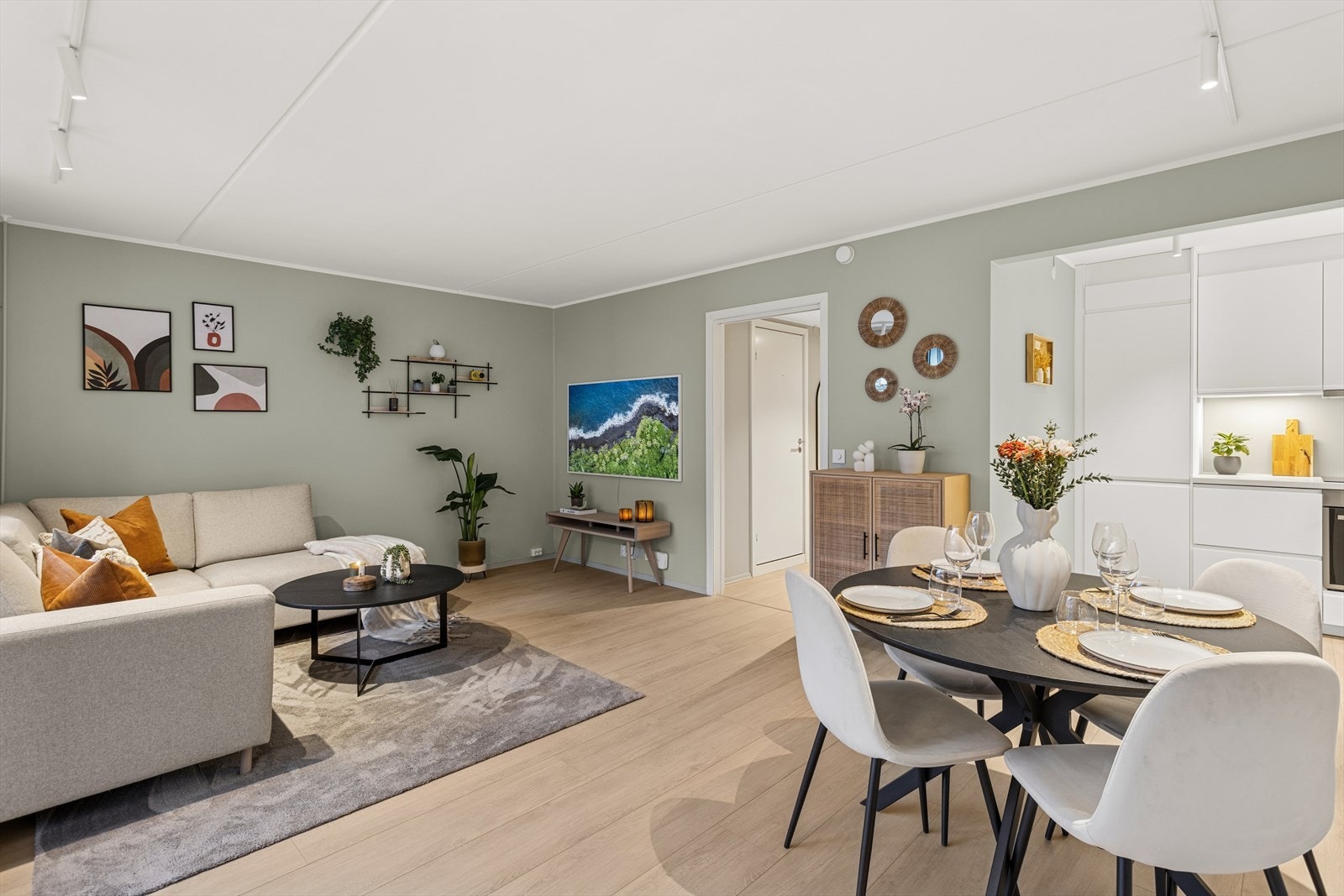 Det er videre plass til et spisebord hvor en bedre middag kan nytes sammen med det inviterte selskapet. Galleribilde