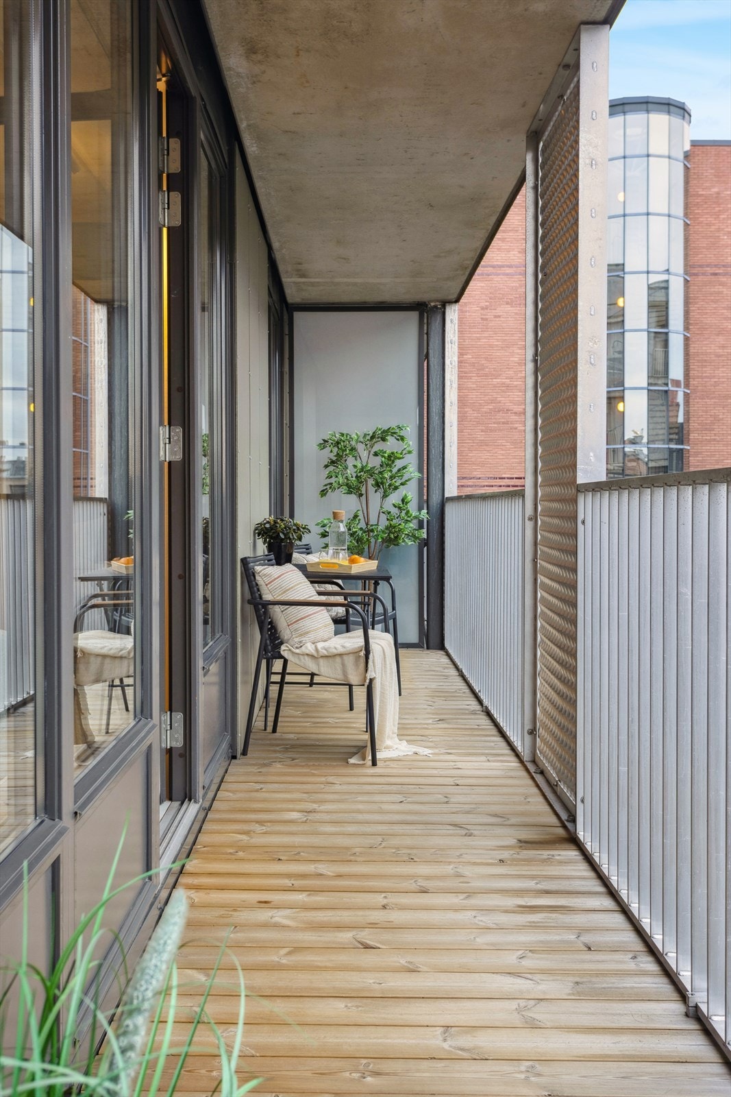 Balkong med støpt dekke med tremmegulv i tre. Rekkverk i aluminium. Galleribilde