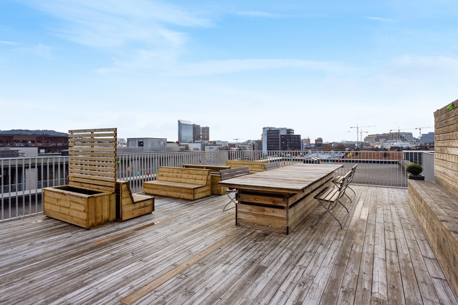 Som beboer kan du benytte deg av sameiets felles takterrasse med 360 grader utsikt over Oslo og fantastiske solforhold. Det er heisadkomst i bygget. Galleribilde
