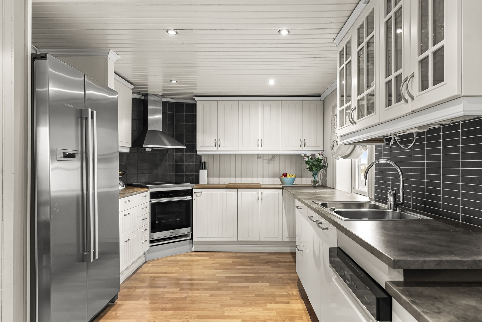 Platetopp og stekeovn er inkludert, med en kjøkkenventilator som har kullfilter. Galleribilde