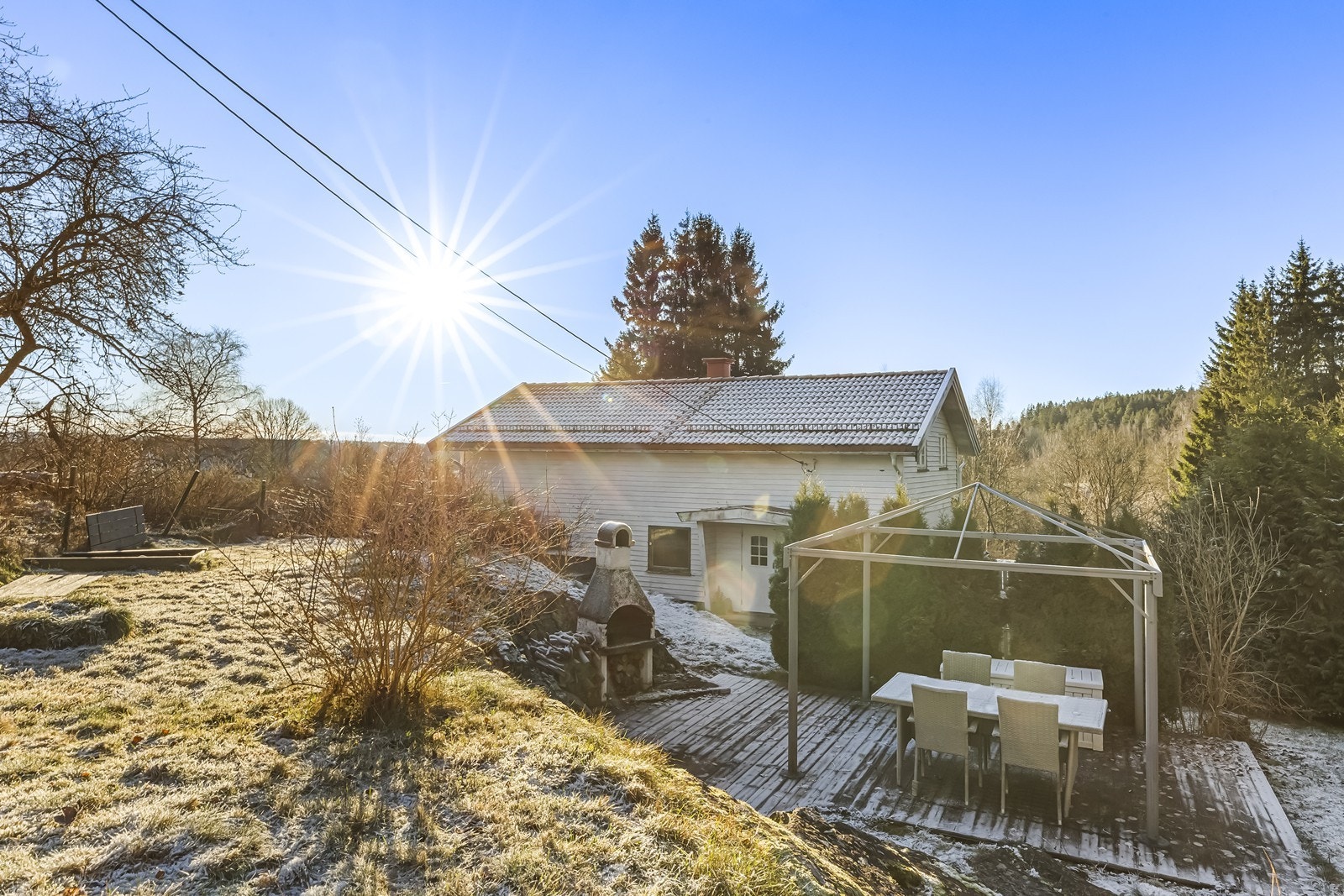 Platting med grill og sittegruppe, perfekt for utendørs måltider. Galleribilde
