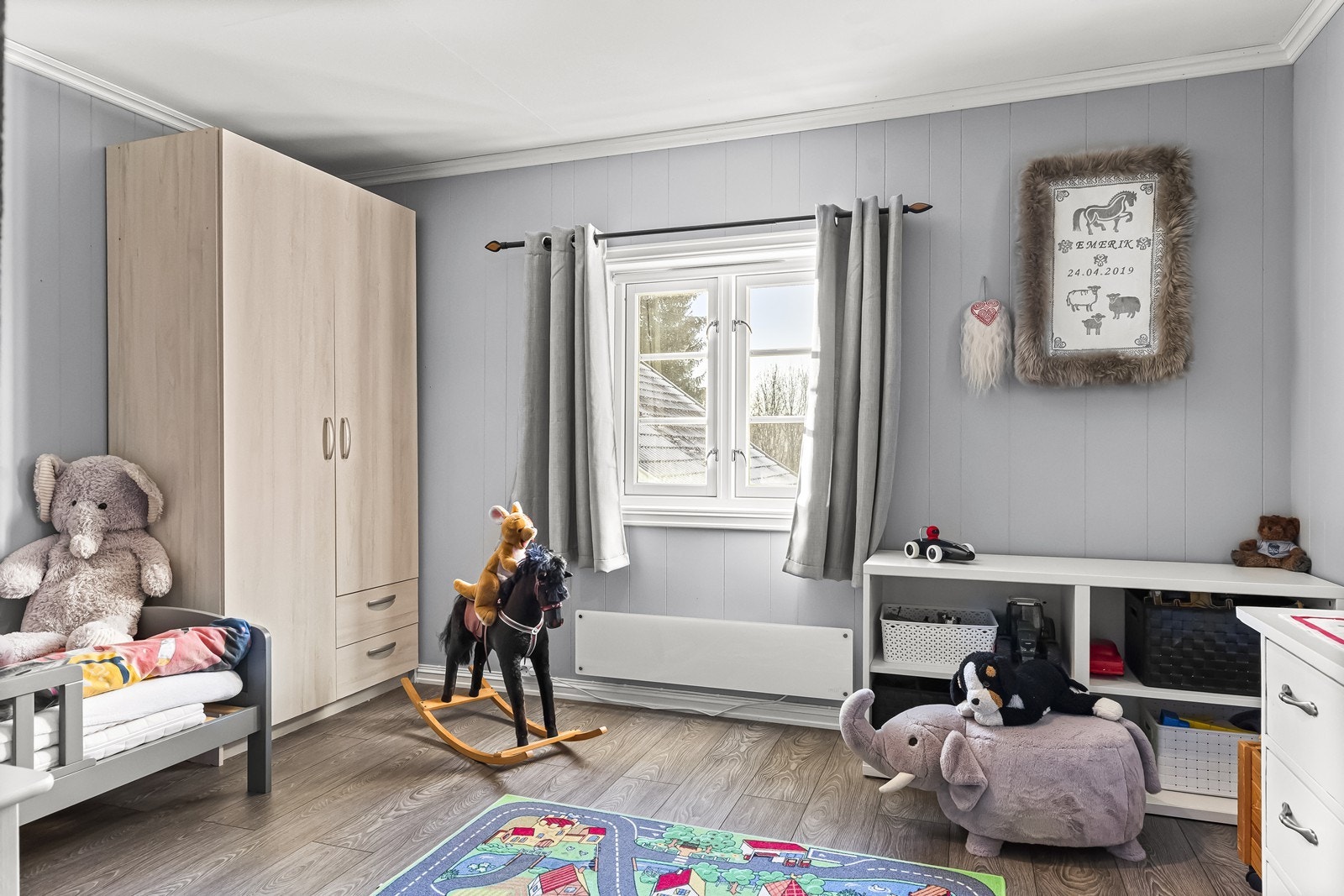 Panelvegger og laminatgulv gir et praktisk barnerom. Galleribilde