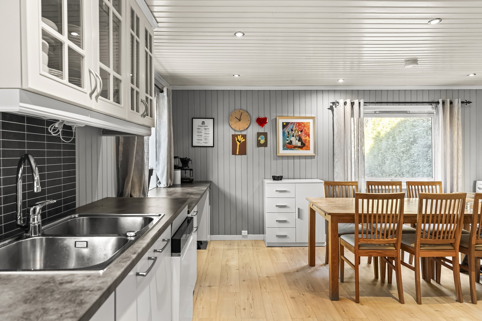 Kjøkkenet har en åpen planløsning med plass til spisebord. Galleribilde