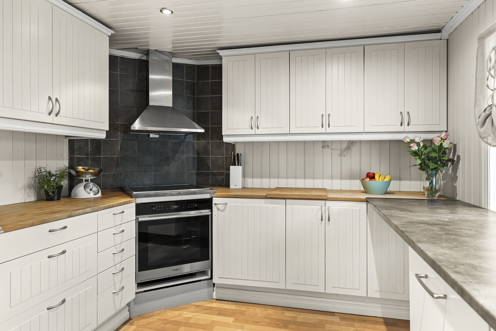 Glatte fronter og profilerte fronter gir et ryddig inntrykk. Galleribilde