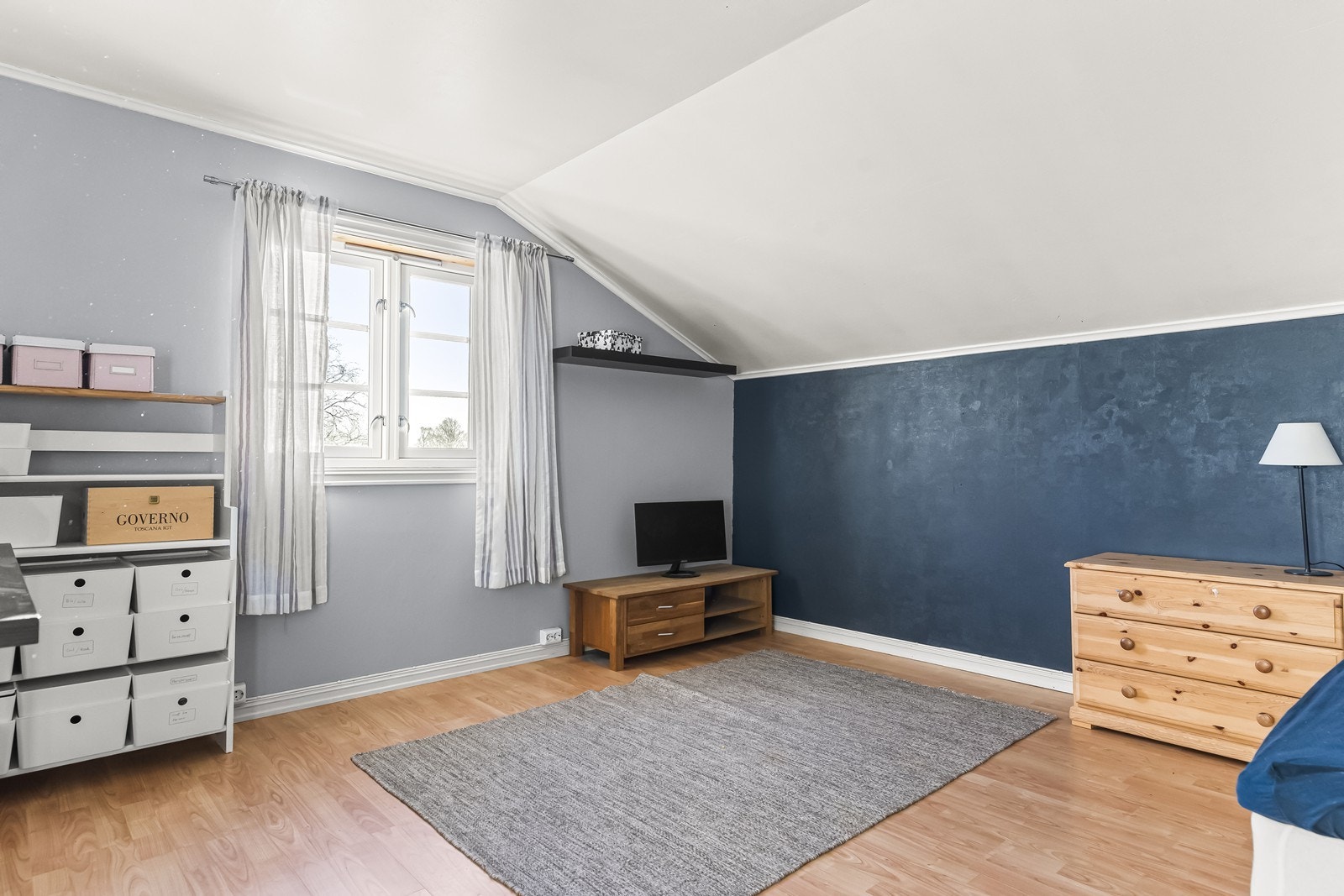 Rommet har laminatgulv og god plass til oppbevaring. Galleribilde