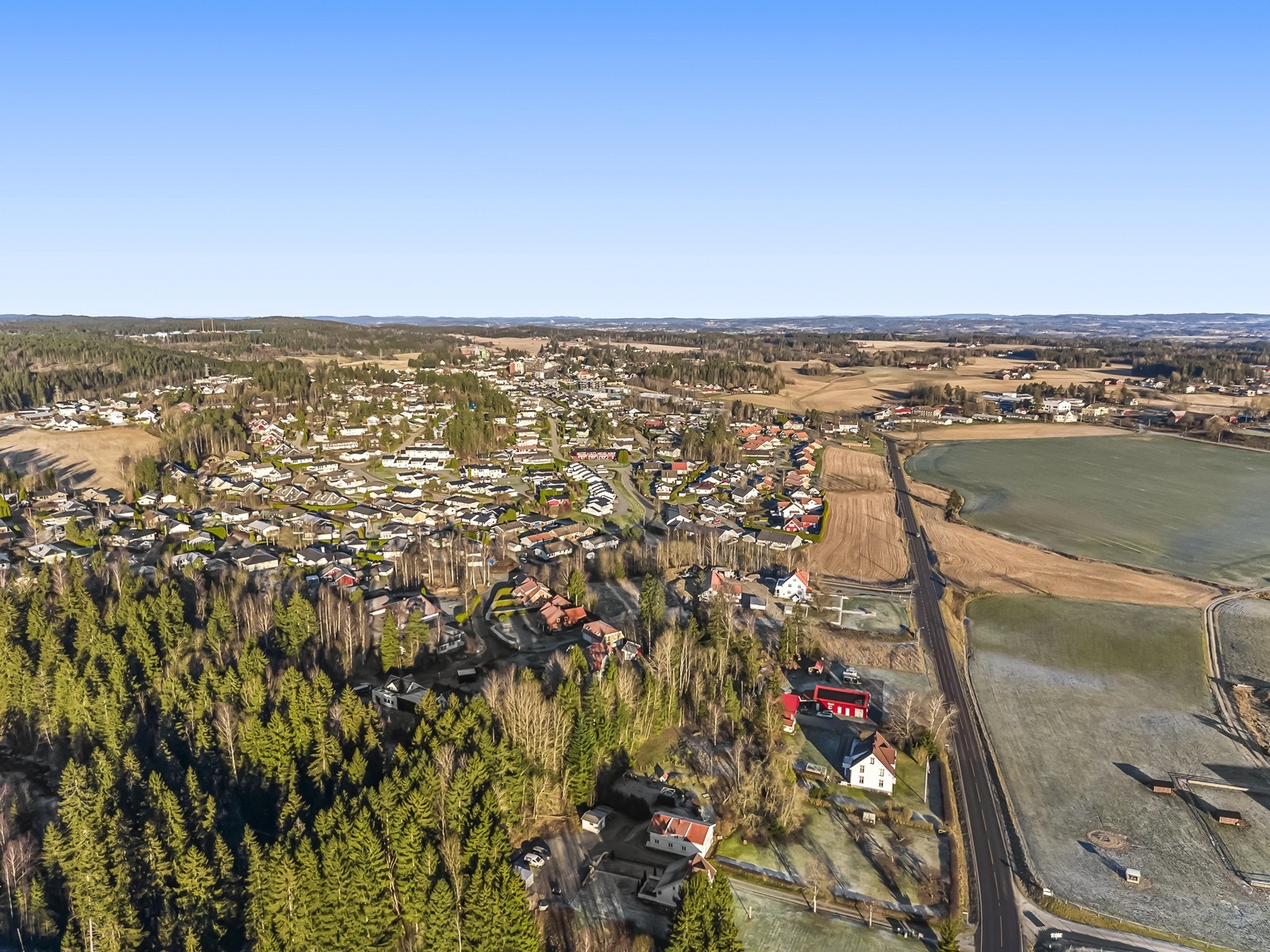 Området har enkel adkomst via offentlig vei og god forbindelse til fylkesvei og nabokommuner. Galleribilde