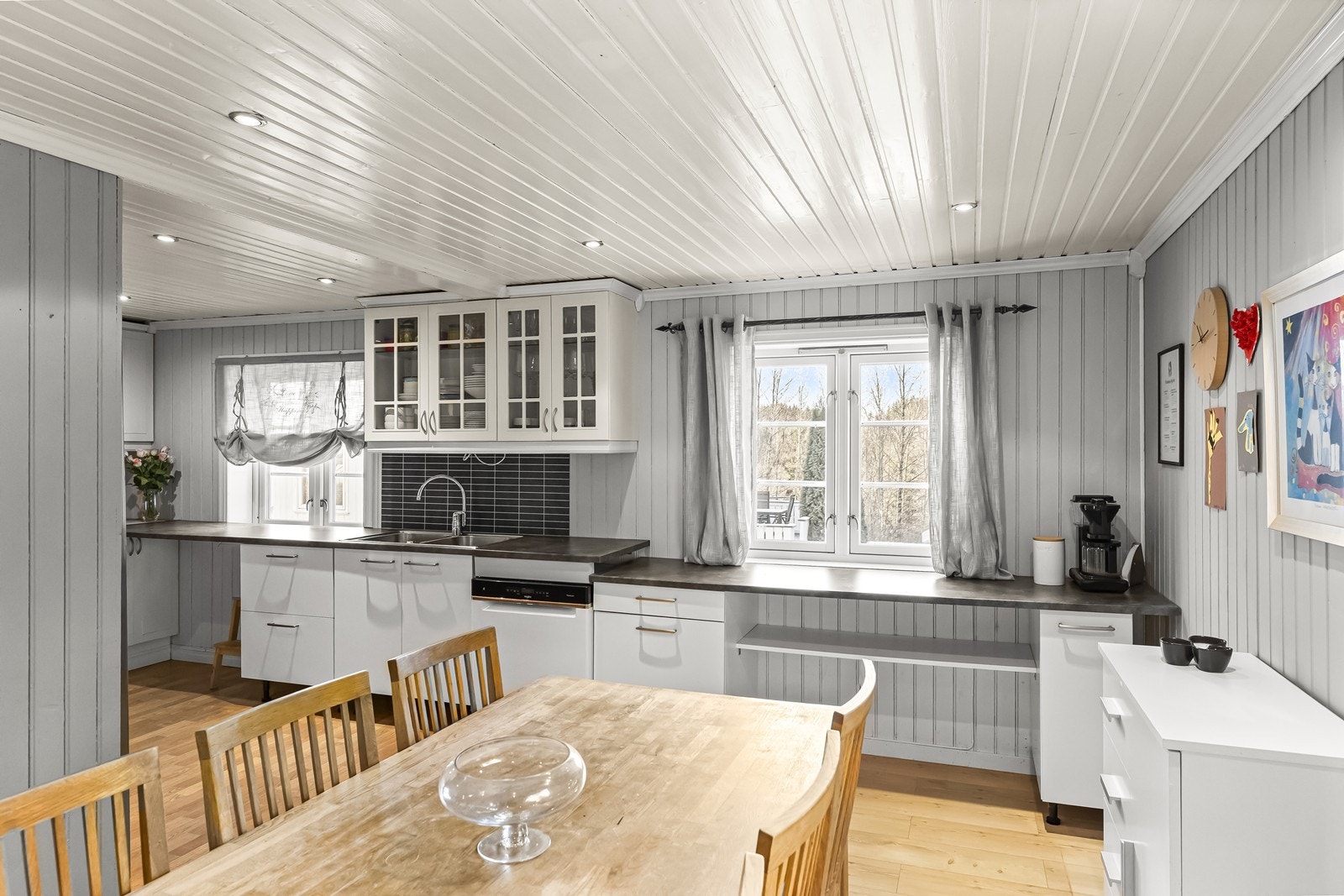 Kjøkkenet har glatte fronter og en benkeplate av laminat og heltre, som gir et praktisk arbeidsområde. Galleribilde