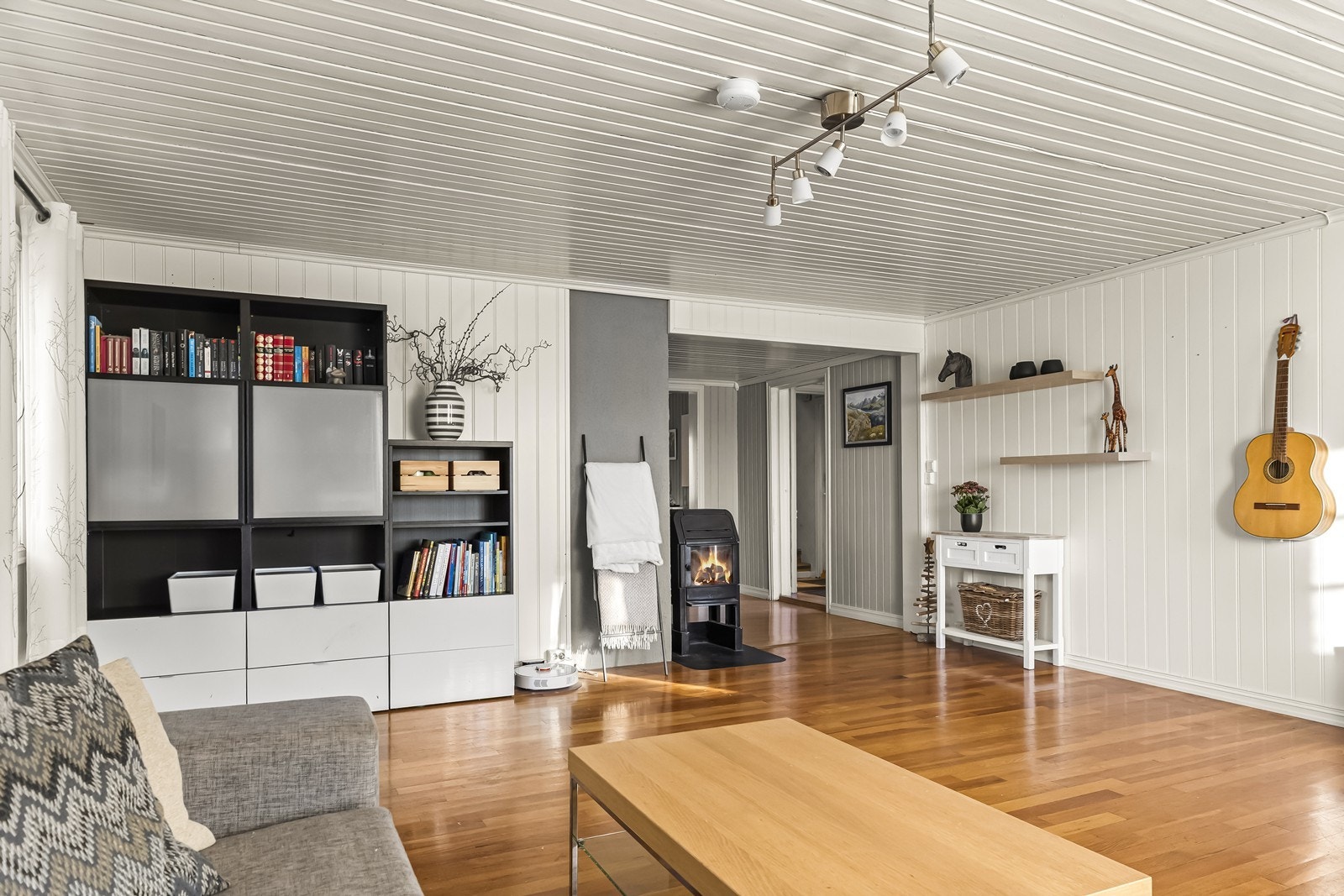 Plass til både sofa og bokhylle gir en praktisk oppholdsplass. Galleribilde