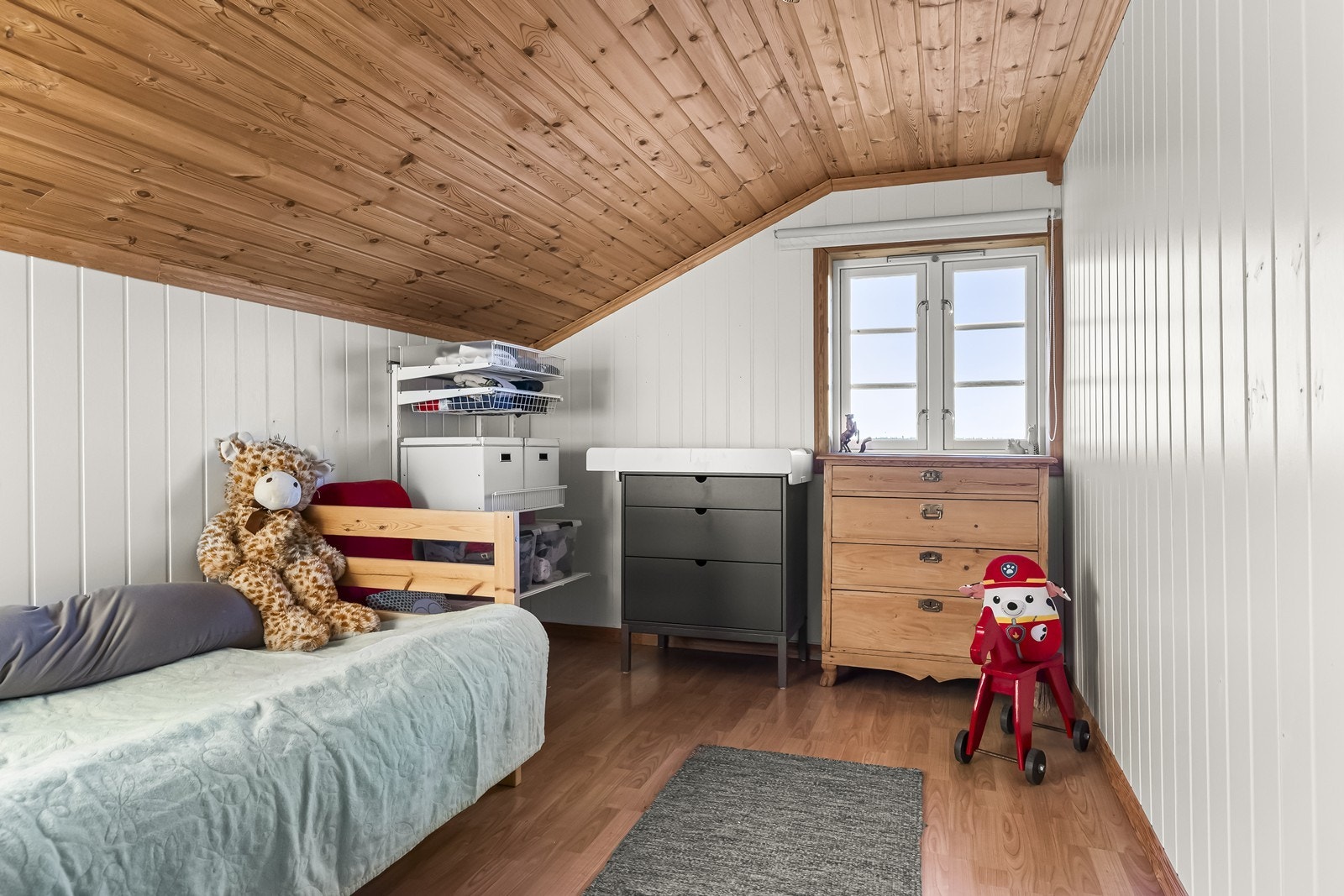 Skråtak i tre gir en varm atmosfære til rommet. Galleribilde