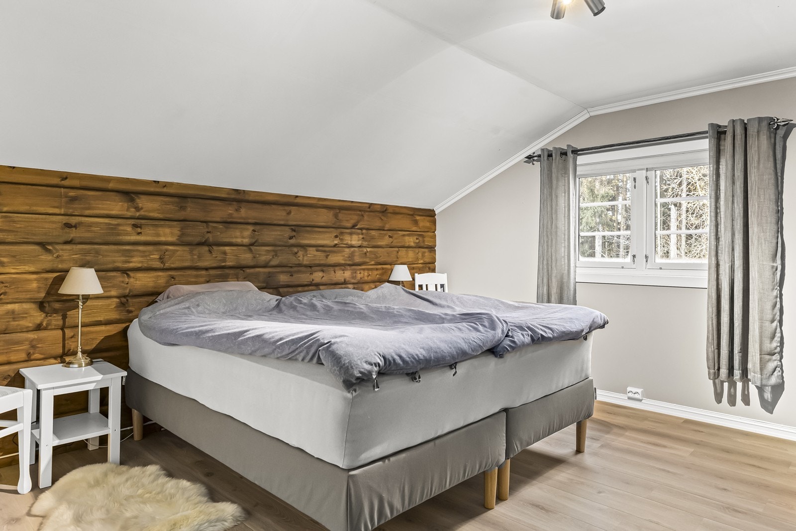 Det er totalt 4 soverom i 2. etasje. Her fra hovedsoverommet. Galleribilde