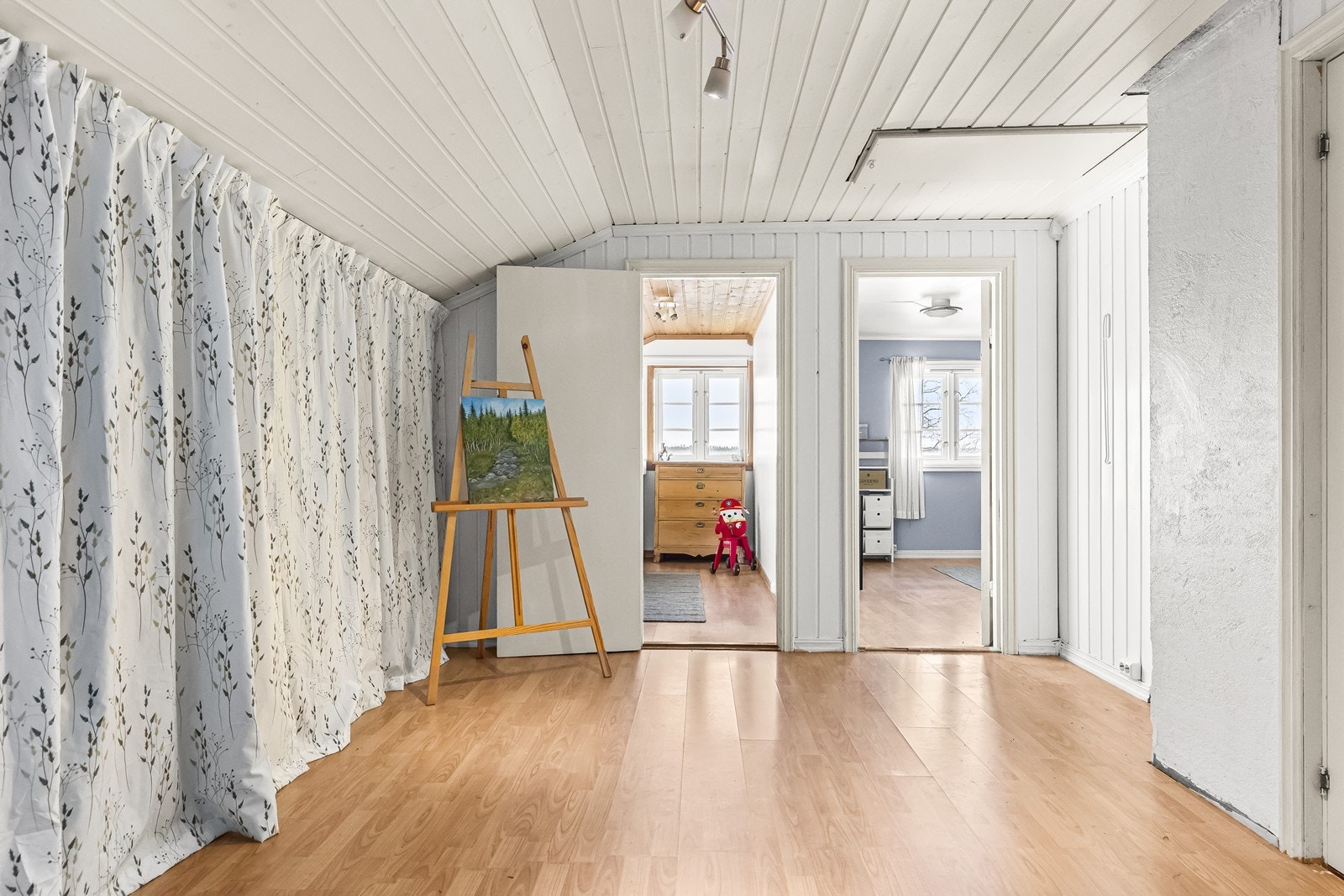 Laminatgulv og panelte vegger gir en praktisk og vedlikeholdsfri innredning. Direkte tilgang til soverom gir en funksjonell romløsning. Galleribilde