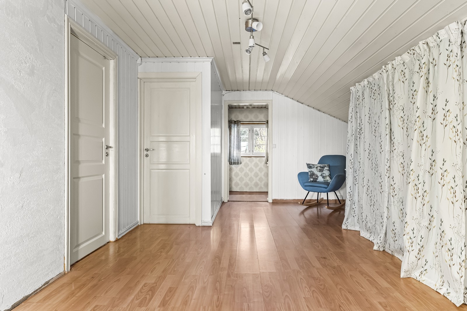 Plass til oppbevaring bak gardiner gir fleksibilitet. Galleribilde