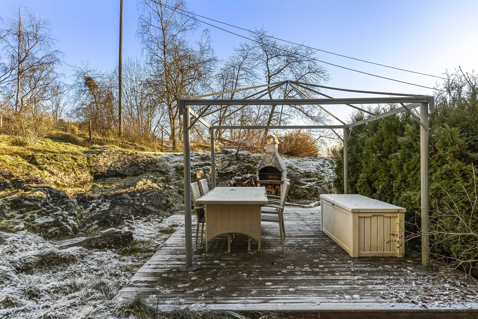 Terrassen har en murt grill, som gir mulighet for hyggelige grillkvelder. Området er omkranset av frodig vegetasjon, som gir en skjermet og privat uteplass. Galleribilde