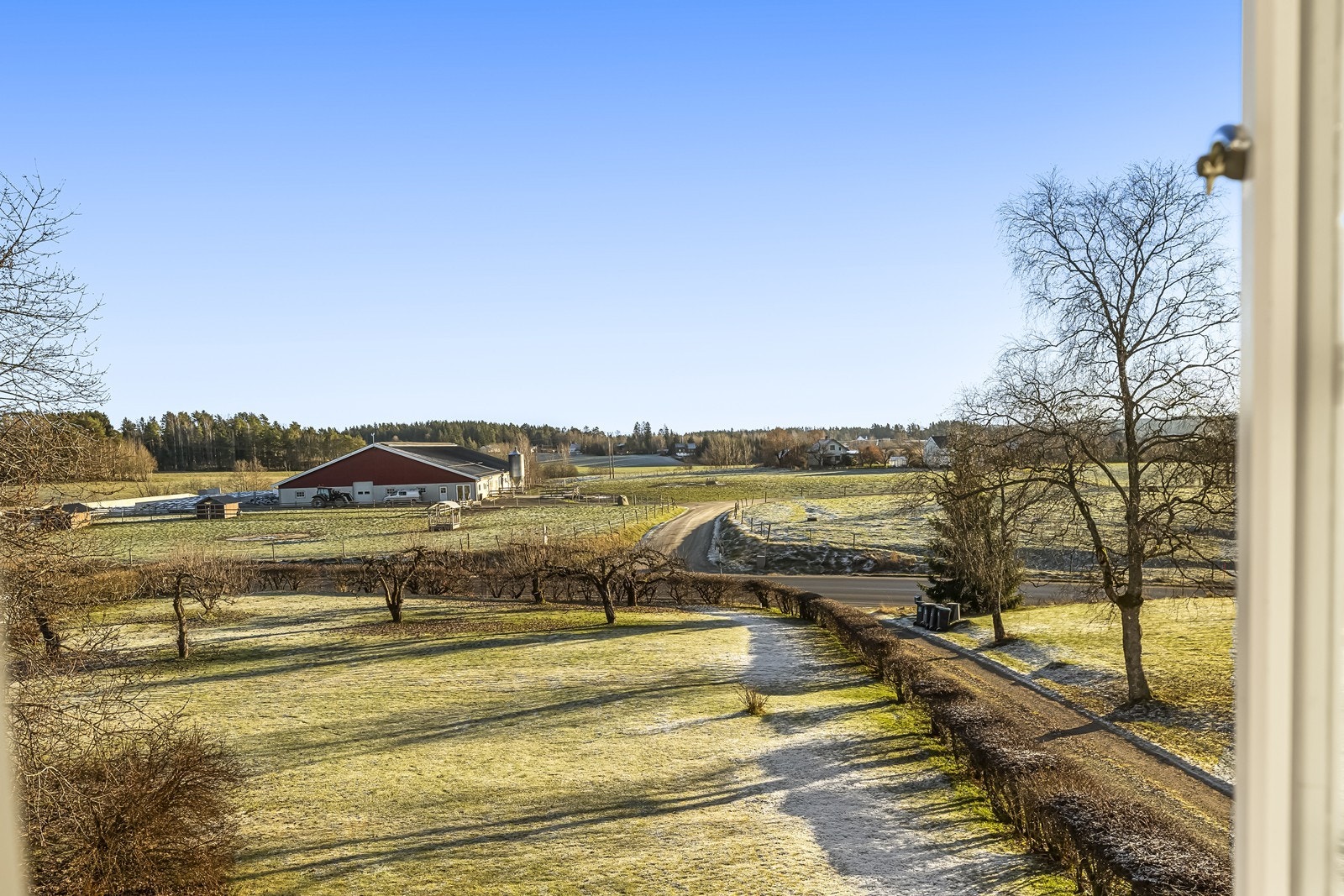 Utsikt over landlige omgivelser med kort vei til Skiptvet sentrum. Galleribilde