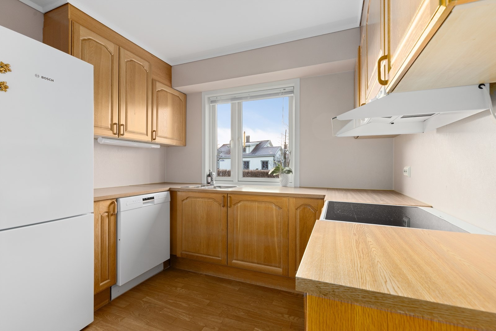 Kjøkken med god skap- og benkeplass. Galleribilde