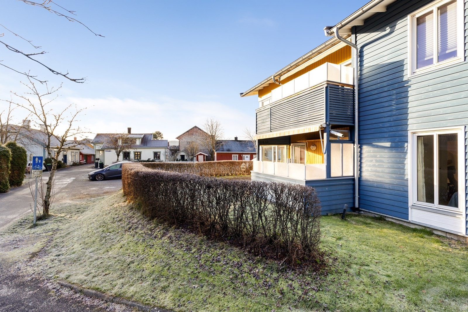 I nærområdet ligger Lundedalen og Bakkestranda, og boligen ligger som et fint utgangspunkt for en hyggelig gå- eller sykkeltur rundt flotte Hjellevannet. Galleribilde