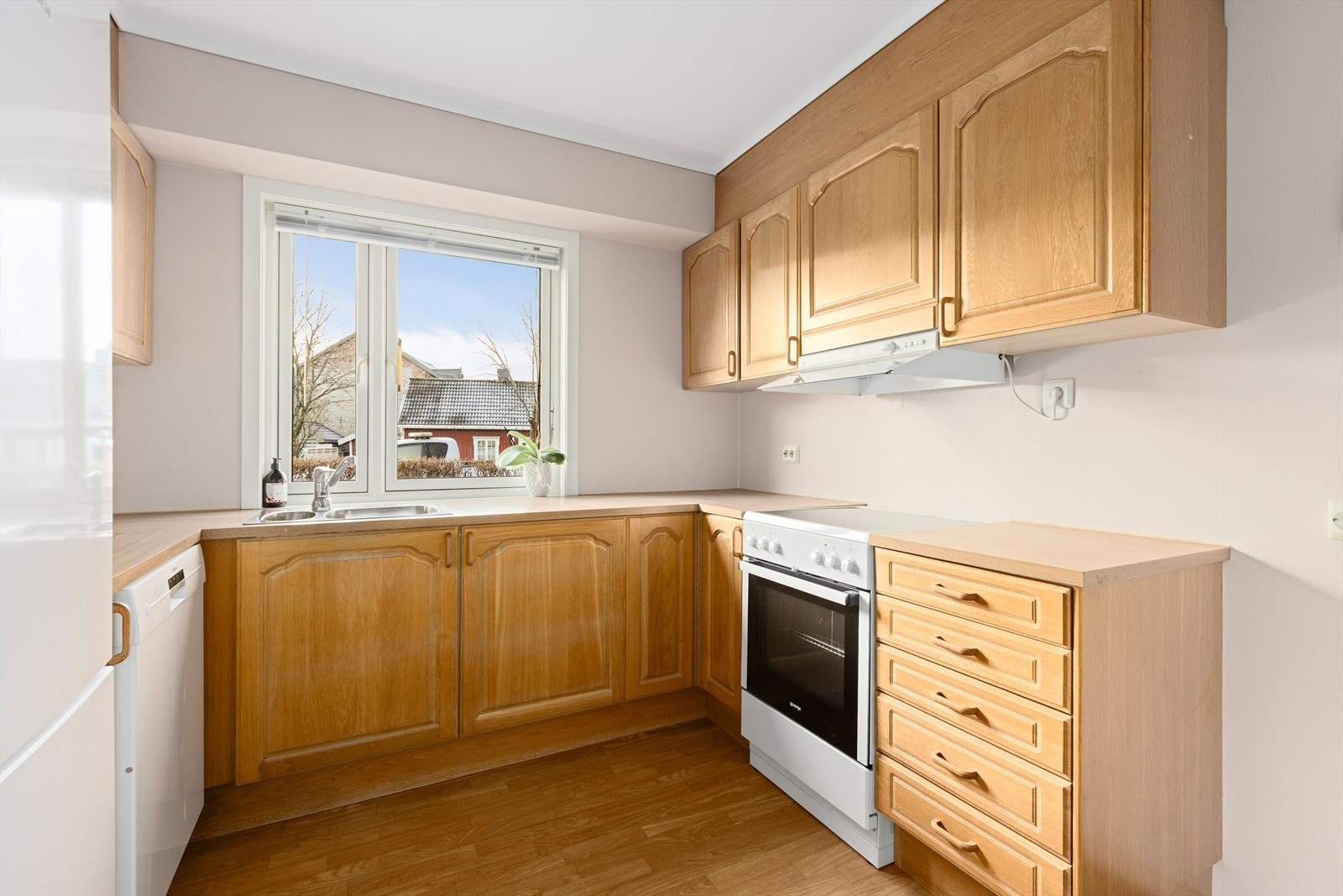 Kjøkkenet har praktisk innredning med profilerte fronter og benkeplate av laminat. Det er opplegg for oppvaskmaskin, komfyr og avtrekk via balansert anlegg. Galleribilde