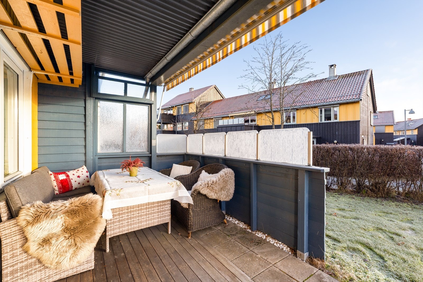 Terrassen er delvis overbygget og det er montert markise for solskjerming ved behov. Galleribilde