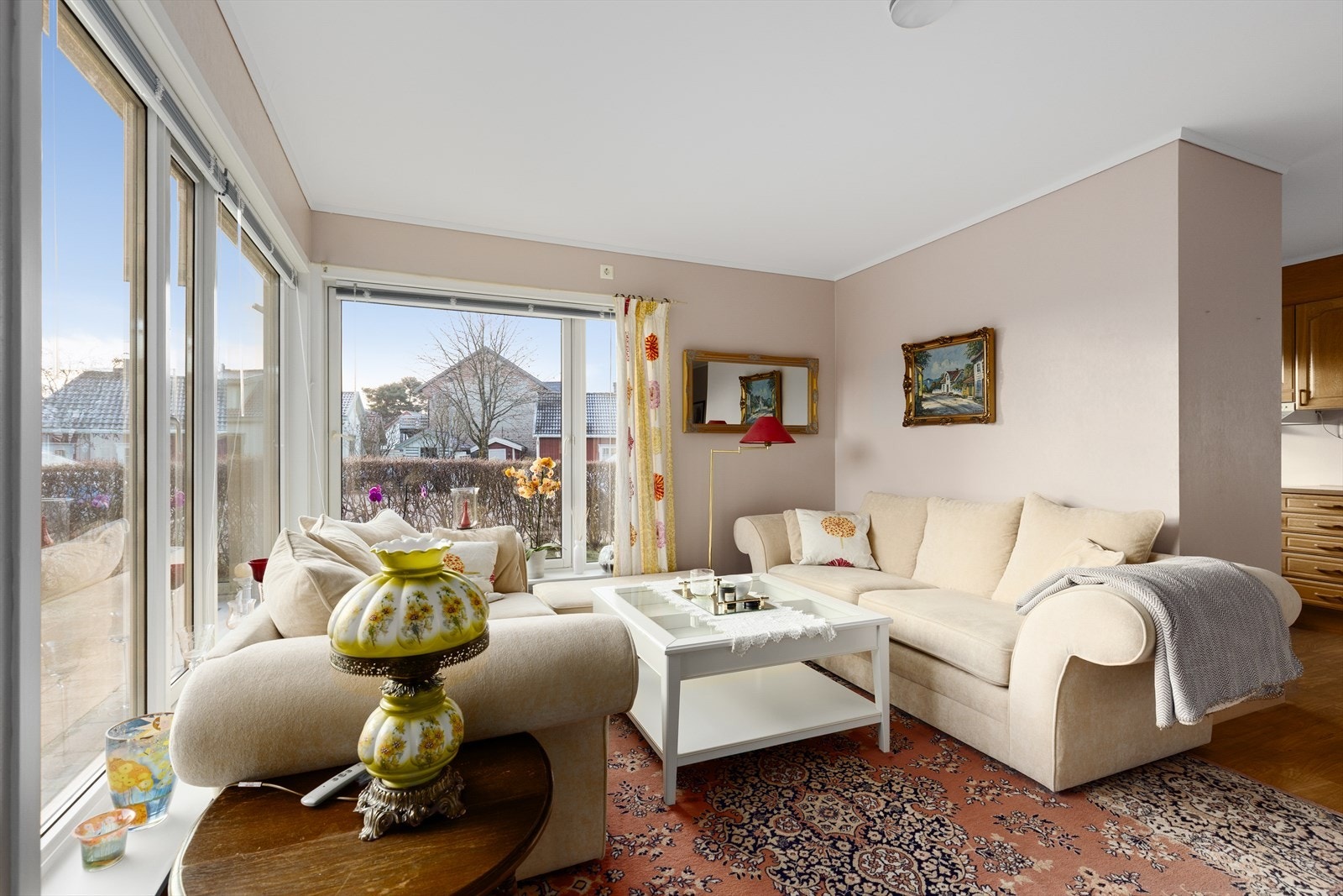 Leiligheten har en lys og fin stue med gode vindusflater, og delvis åpen løsning mot kjøkken. Galleribilde