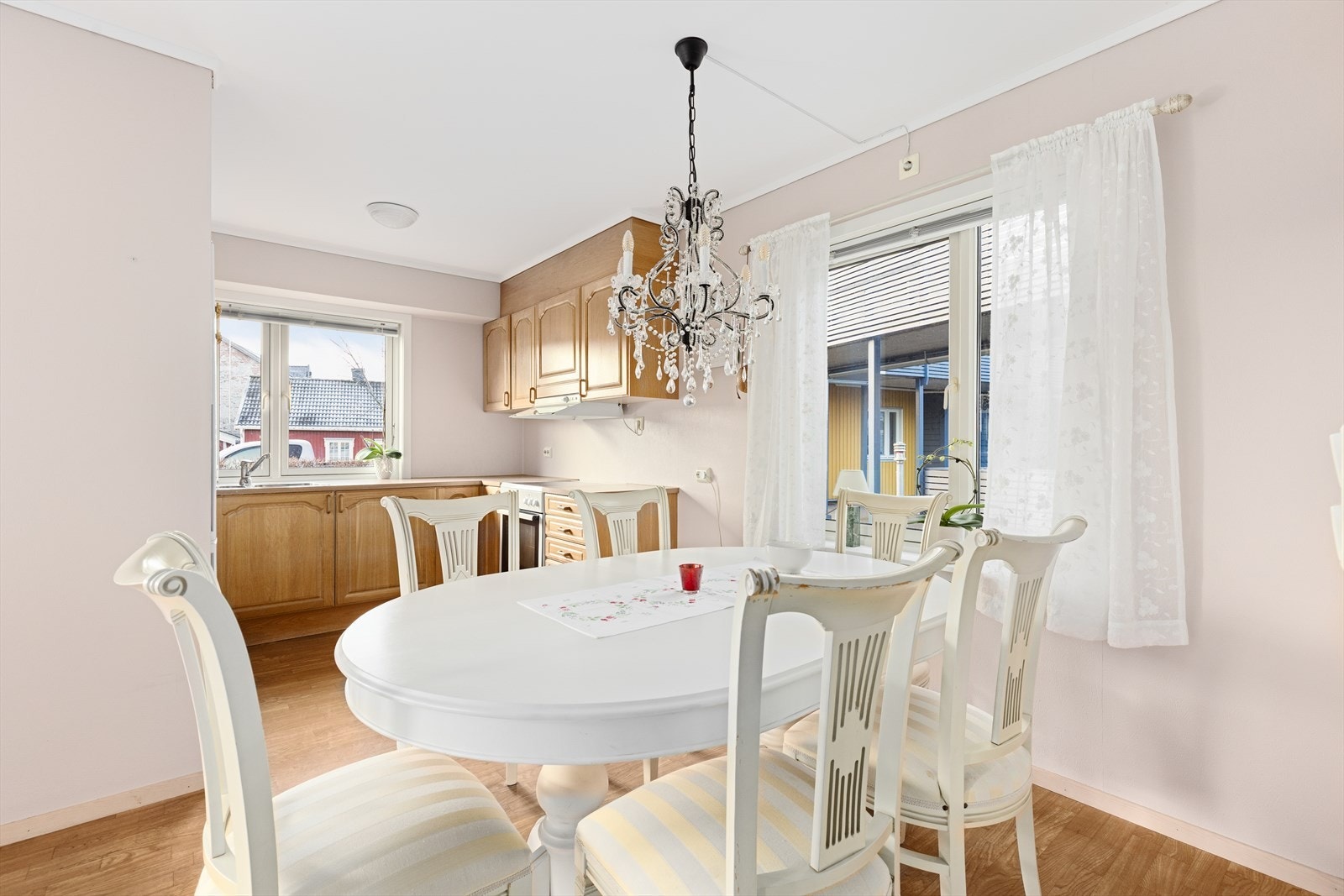 Boligen har en gjennomtenkt planløsning med nyere malte overflater. Det er enkel adkomst uten trapper, og heis til parkeringsplass i garasjeanlegg. Galleribilde