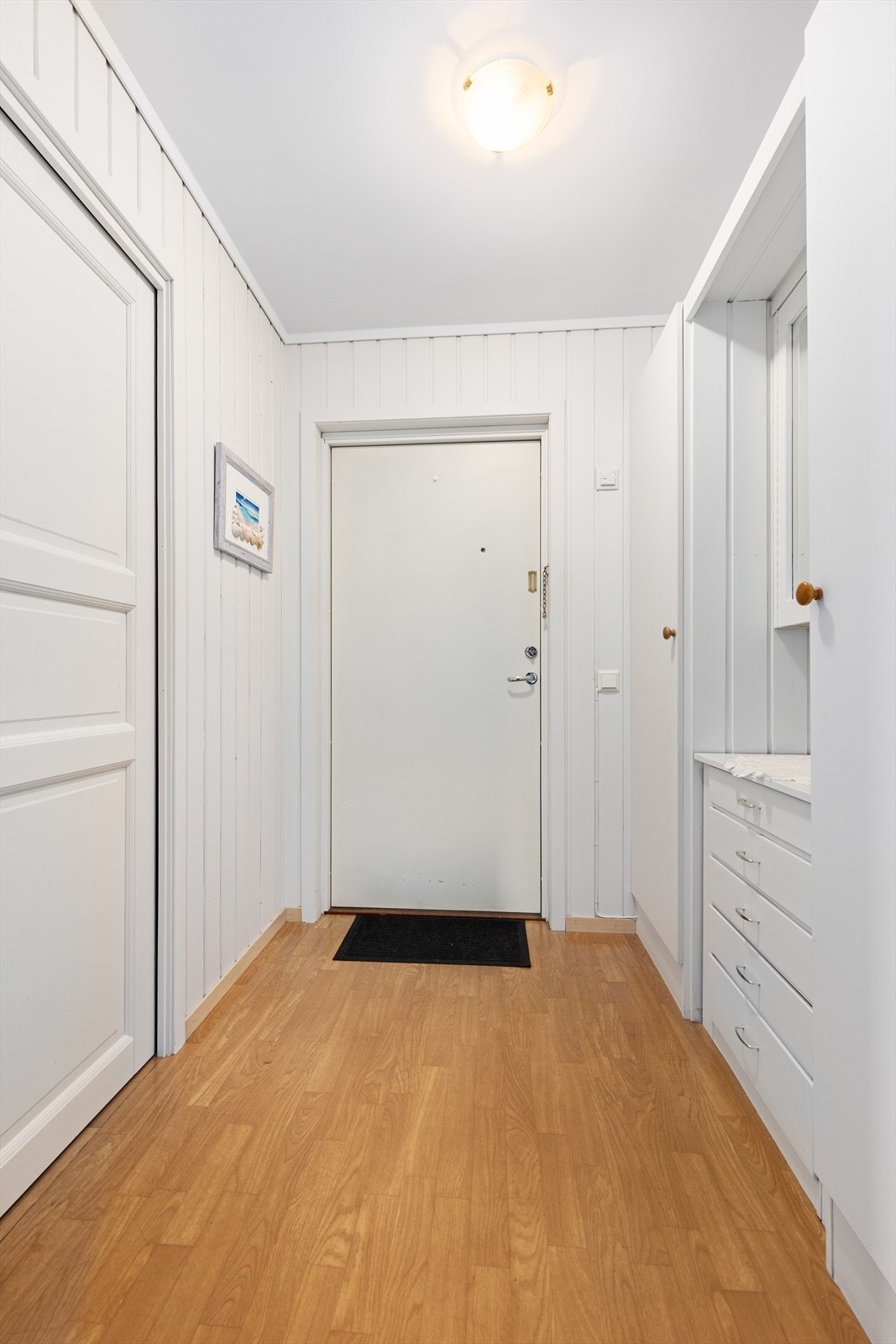 Boligen har oppvarming med varmekabel i stue/kjøkken, bad, vindfang og gang. Galleribilde