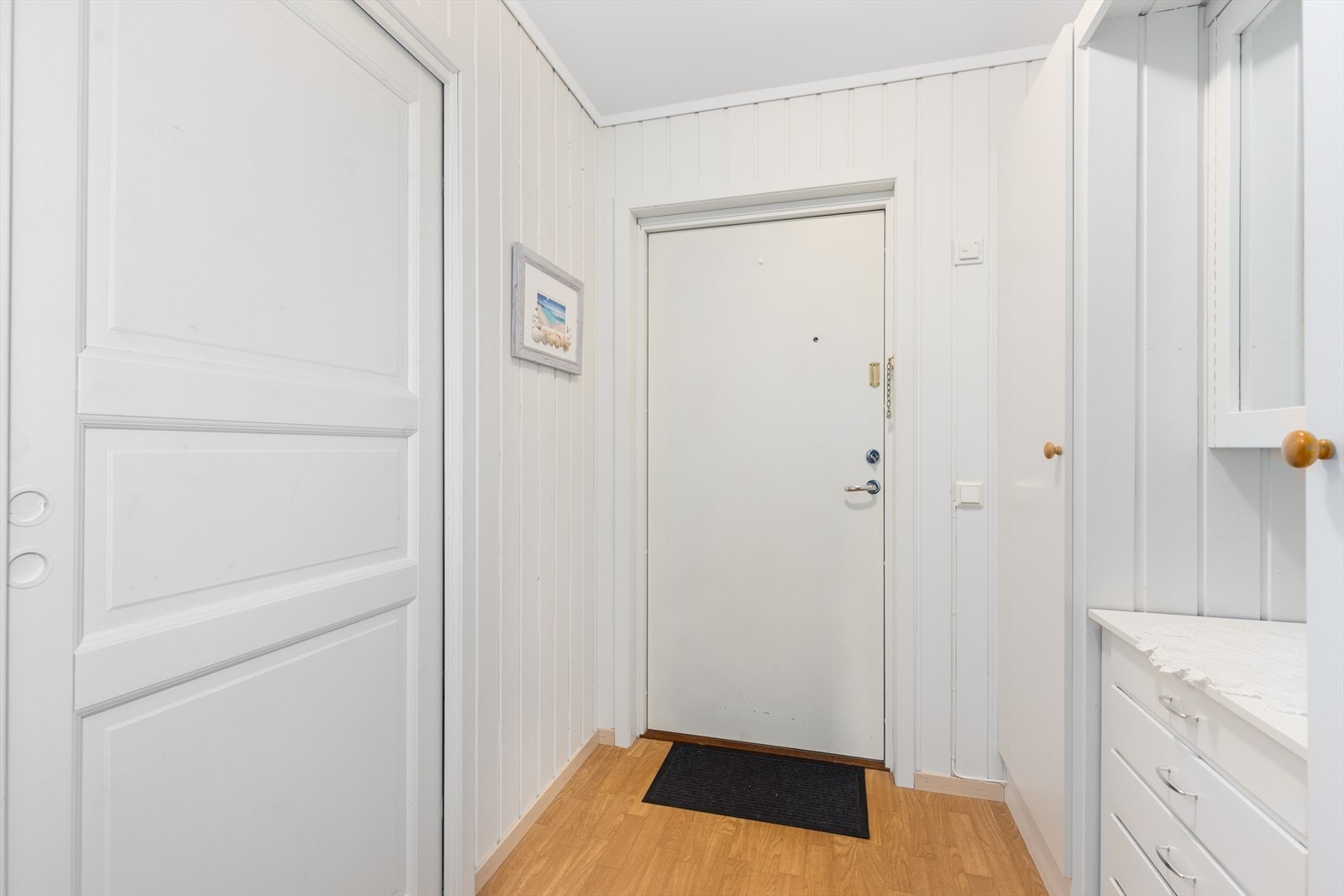 Hyggelig entre med plass til sko og yttertøy. Galleribilde