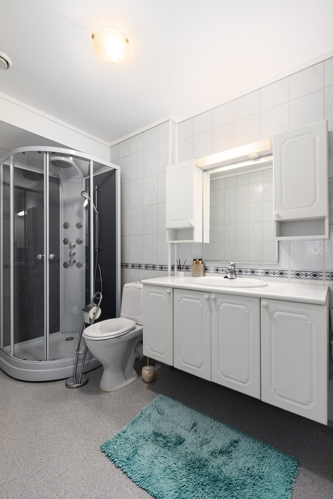 Badet har belegg på gulv med gulvvarme og baderomsplater på vegger. Det er balansert ventilasjon. Galleribilde