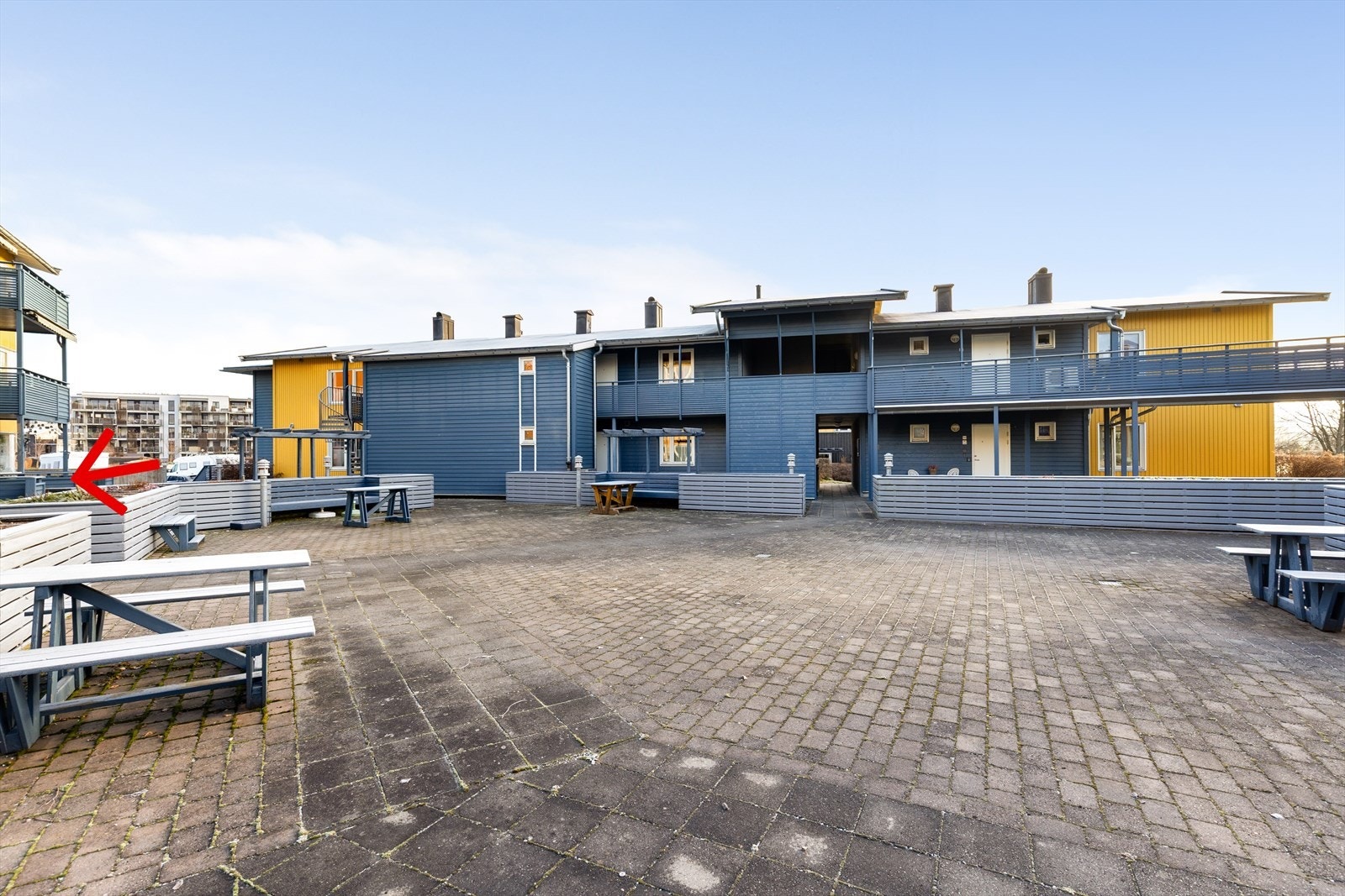 Borettslaget har hyggelige uteplasser med bord og stoler til felles bruk og hygge. Galleribilde