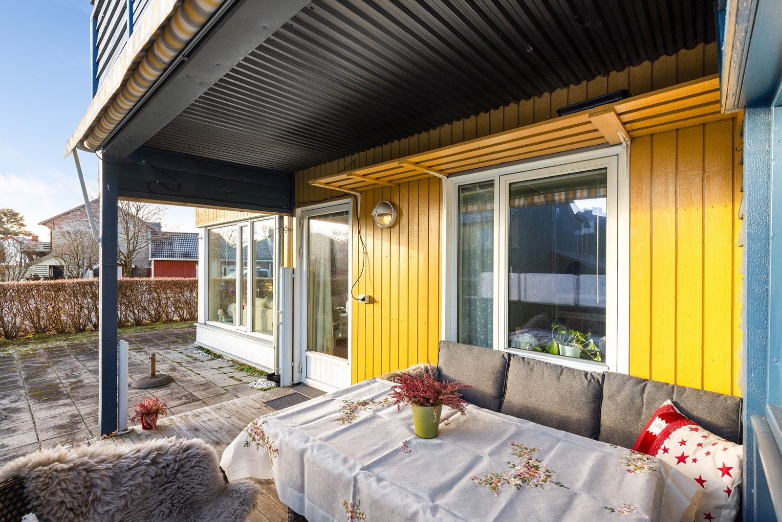 Fra stuen er det utgang til en stor, solrik terrasse mot sørvest med fint utsyn over den gamle, idylliske bebyggelsen på Bakken. Galleribilde