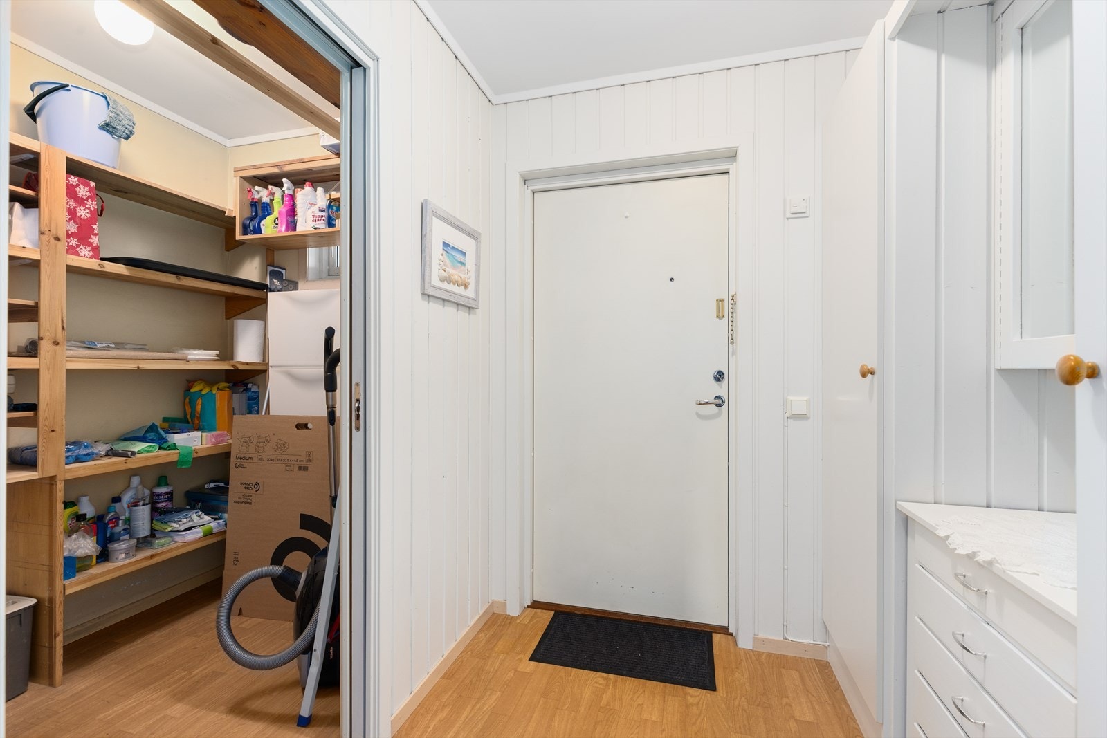 I tilknytning til entréen finnes en praktisk bod med fastmonterte hyller. Galleribilde