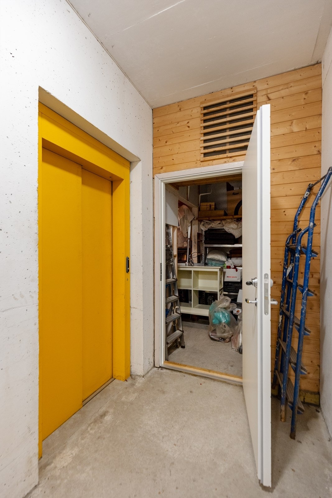 I kjelleren - rett ved heisen - er det en romslig utvendig bod. Galleribilde