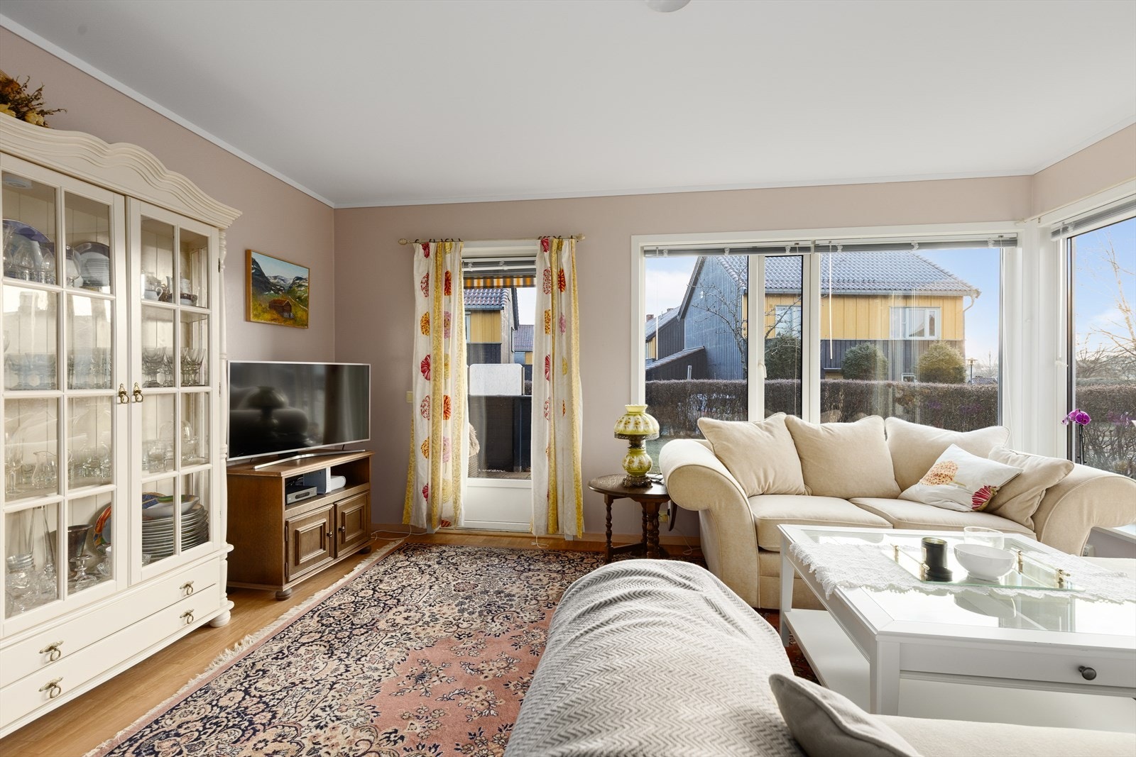 Kabel-tv og bredbånd inkludert i felleskostnadene. Galleribilde