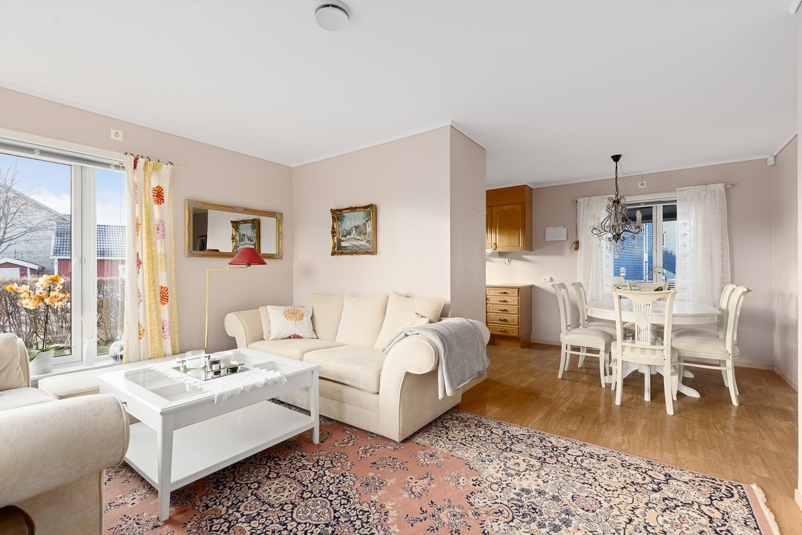 Vinduene slipper rikelig med naturlig lys til spiseplassen. Galleribilde