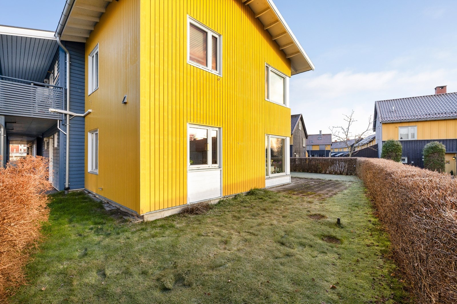 Boligen ligger fint til i 1. etasje med stor, solrik terrasse mot sørvest, i borettslagets fine bebyggelse bestående av andelsleiligheter. Galleribilde