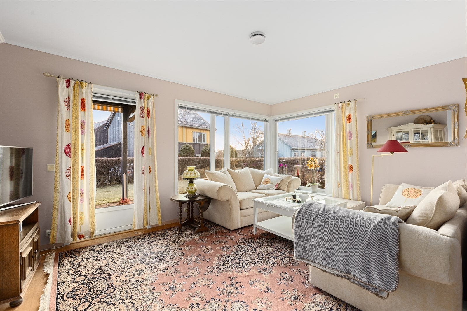 Blekebakken 18A er en pen seniorleilighet med lett adkomst og utvidet, solrik terrasse mot sydvest - 2 soverom - garasje - heis Galleribilde