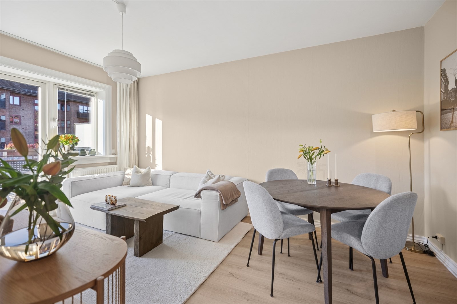 Behagelig og lys stue med store vinduer som gir en gjennomgående følelse av rom og luft. Galleribilde