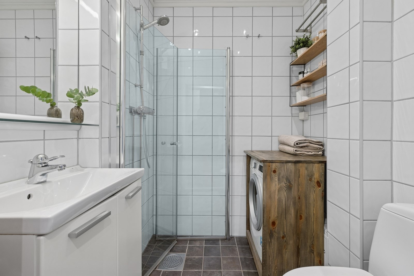 Bad med flislagte overflater, downlights i himling og oppvarmet gulv. Galleribilde