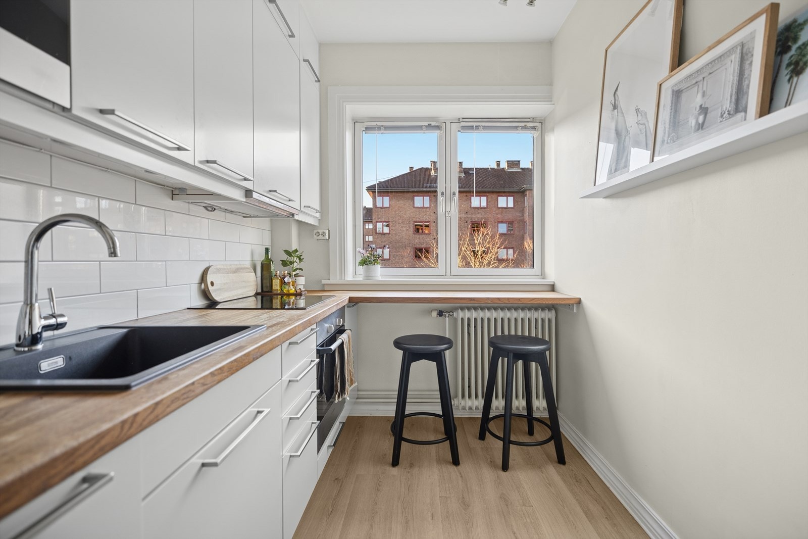 Separat kjøkken med smart planløsning, mye skapplass og god benkeplass. Galleribilde