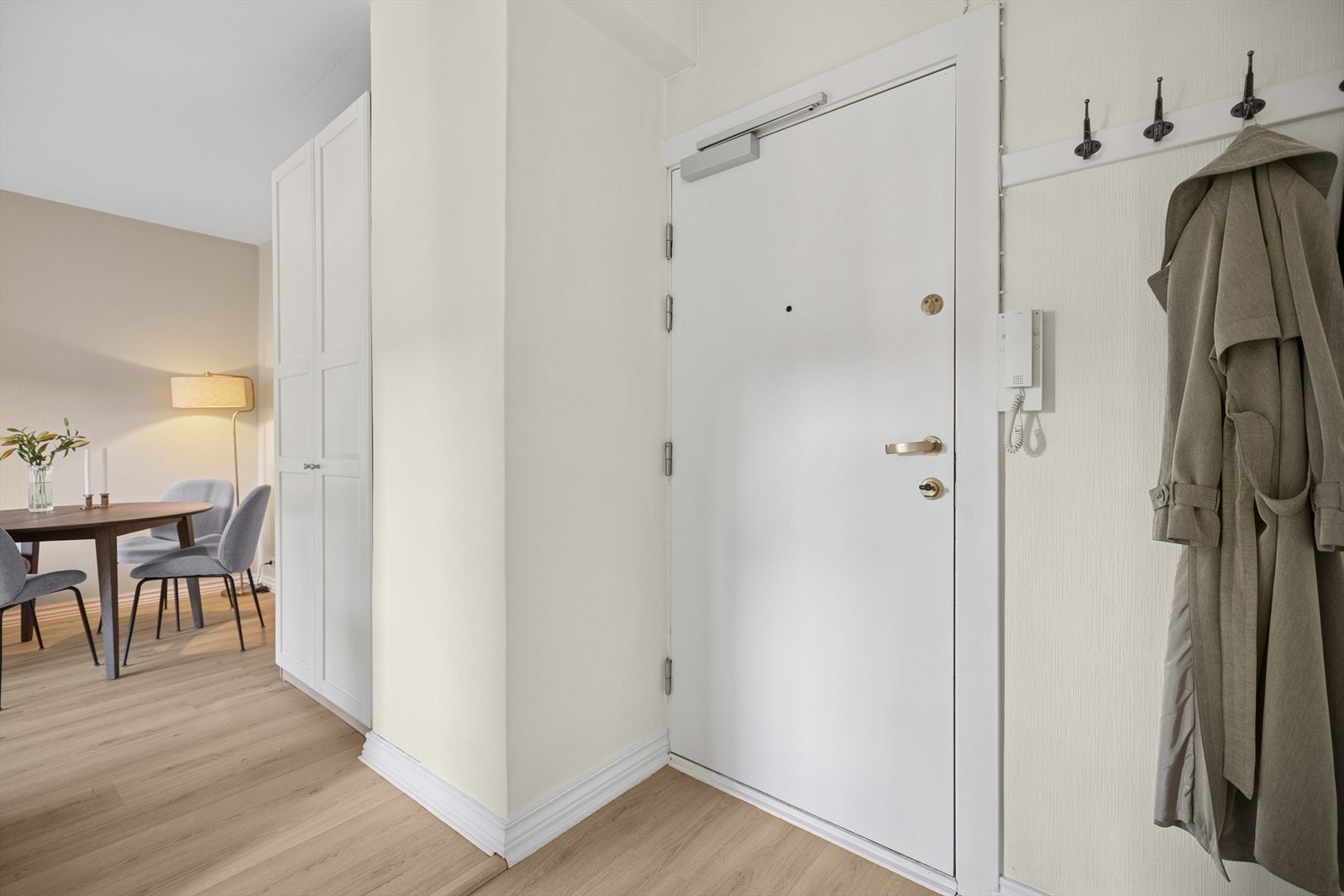 Funksjonell entre med veggplass for oppheng og rom til yttertøy. Galleribilde