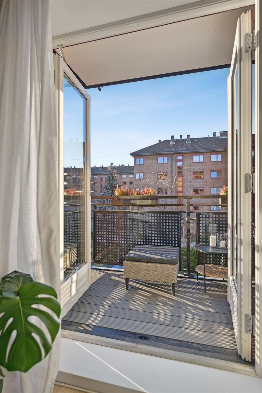 På sommeren får du et ekstra oppholdsrom - den fine balkongen utvider leiligheten med rundt 4 kvm. Galleribilde