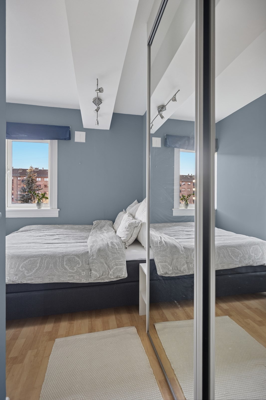 Soverom med plass til dobbelseng, nattbord og praktisk skyvedørsgarderobe. Galleribilde