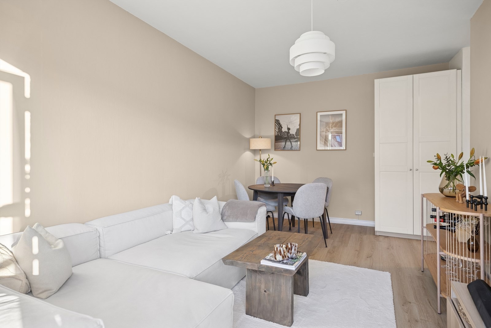 Stuen byr på god romfølelse med ca. 2,63 m takhøyde og smarte oppbevaringsalternativer. Galleribilde