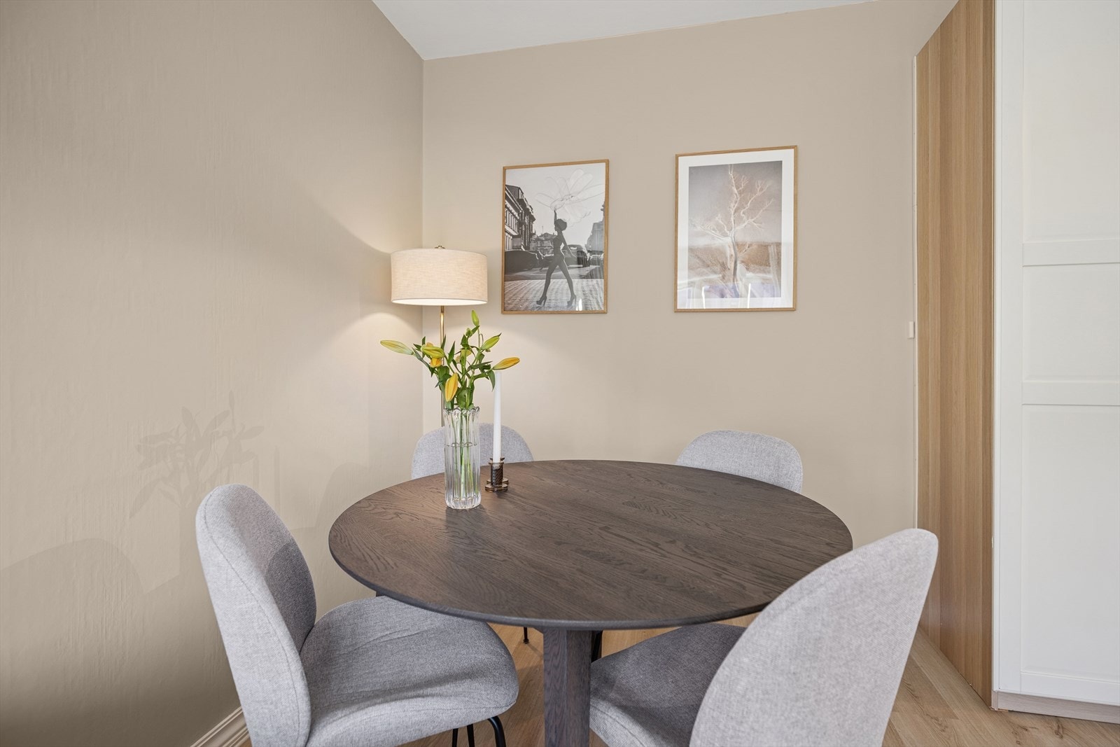 God plass til spisebord i stuen, perfekt for både hverdagsmåltider og sosiale sammenkomster. Galleribilde