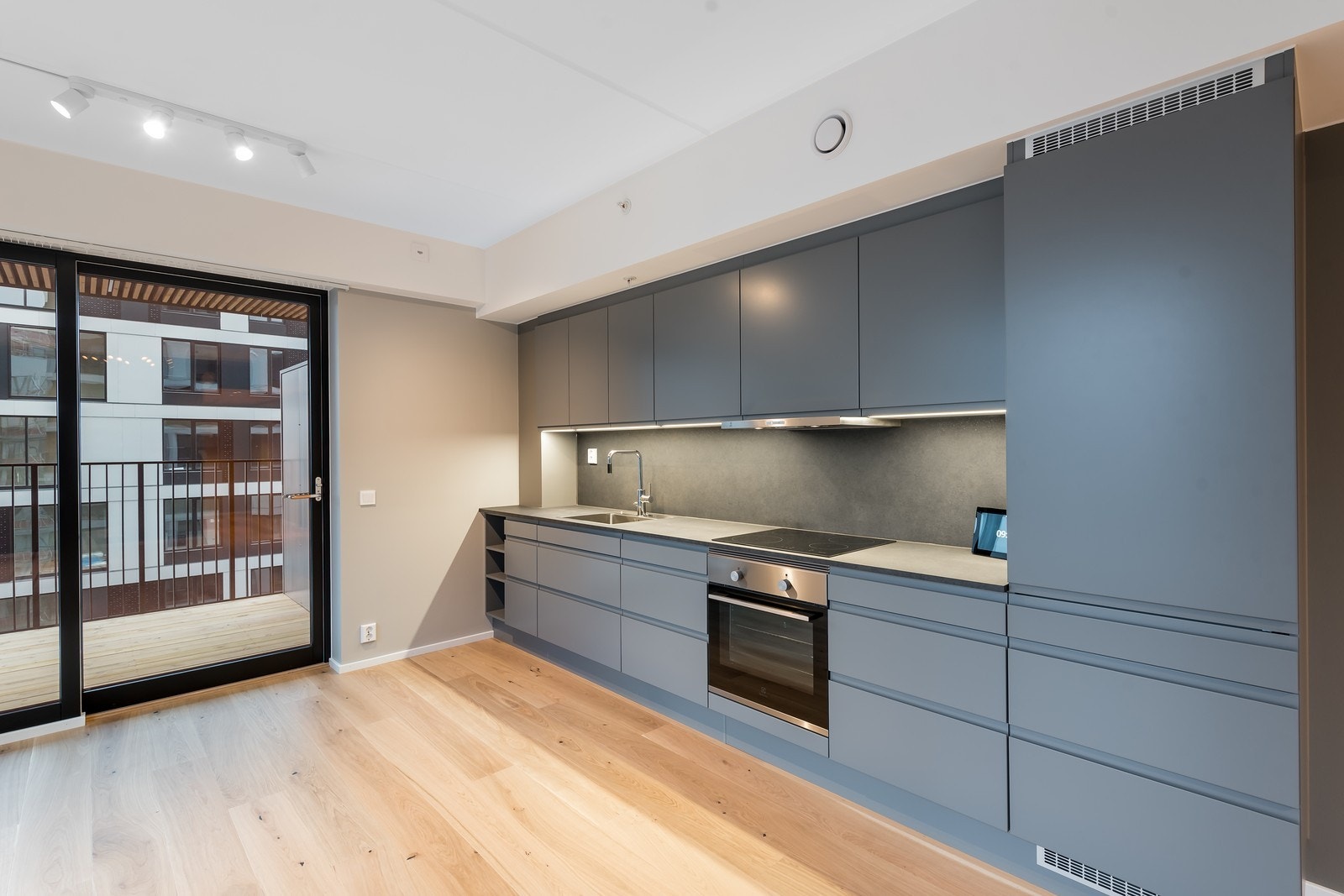 åpen stue/ kjøkken løsning med direkte utgang til balkong Galleribilde