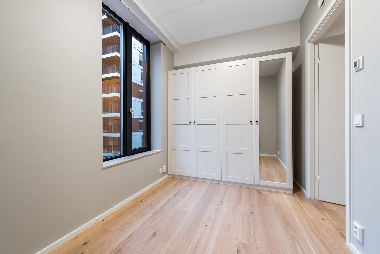 Soverom med skap plass Galleribilde