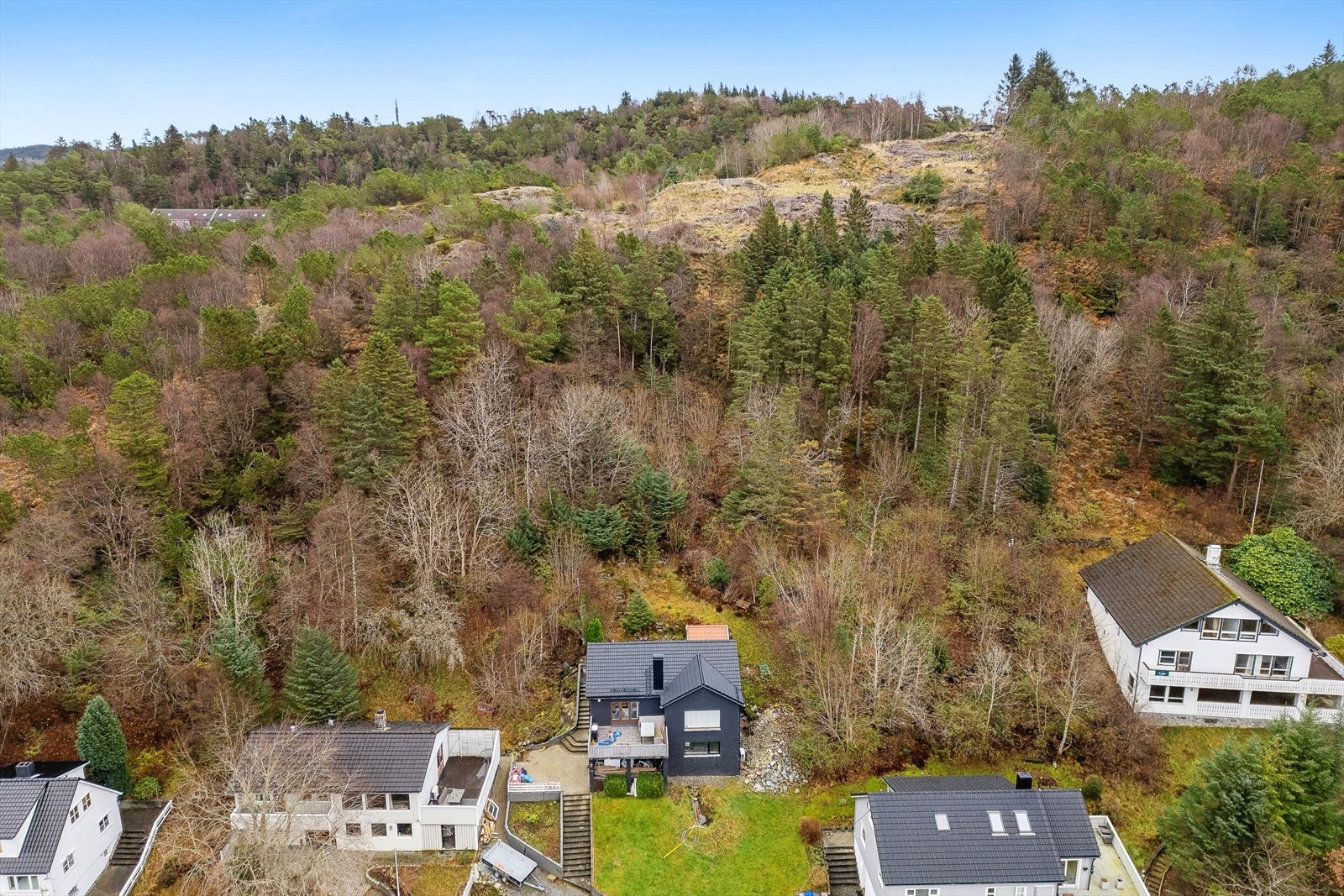 Eiendommen vender mot vest og har gode solforhold. Galleribilde