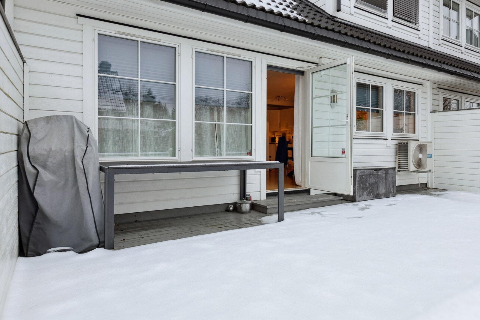 Boligen har også en utgang fra stue til en romslig syd-vest vendt terrasse på 30 m2. Galleribilde