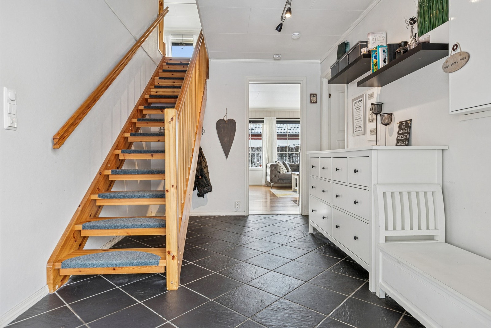 Boligen ønsker deg velkommen inn gjennom en romslig og innbydende entrè. Galleribilde