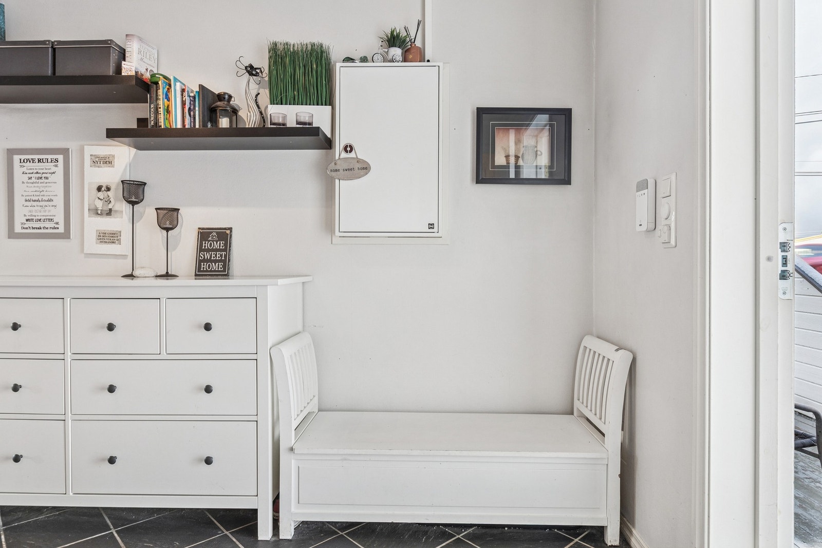 Entrèen gir et godt overblikk over boligen samt enkel adkomst til badet, ett av soverommene og oppholdsrommene. Galleribilde