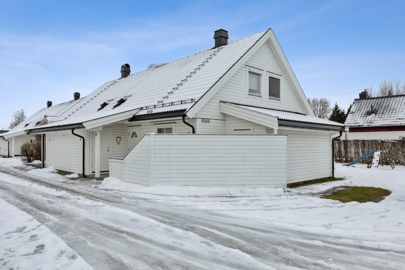 Ved adkomst til boligen møtes du av en delvis overbygget inngangsparti på 15m2 med rekkverk og levegg - fint egnet for utemøbler og skjermet sitteplass. Galleribilde